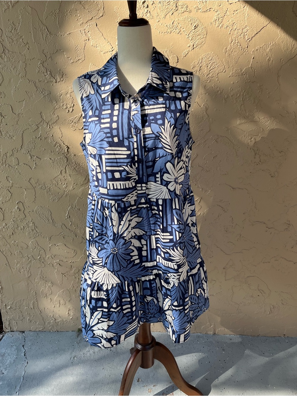 Rachel Zoe Blue and White Sleeveless Floral Shirt Dress with side pockets